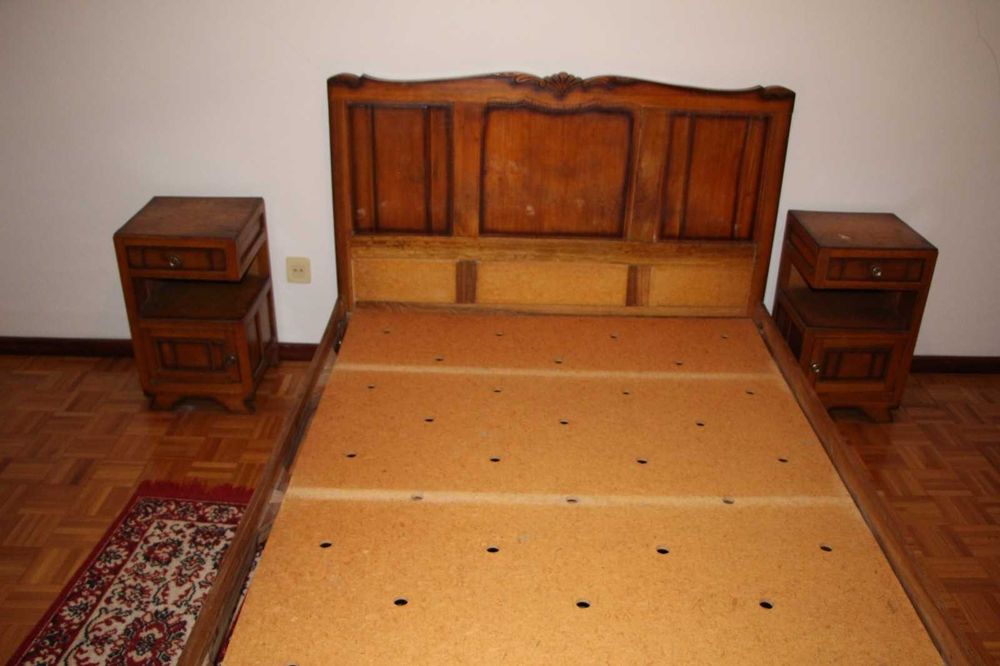 Cama de madeira escura