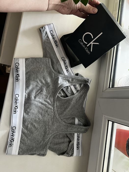 Жіночий набір calvin klein топ та 2 є трусиків  сірий колір М