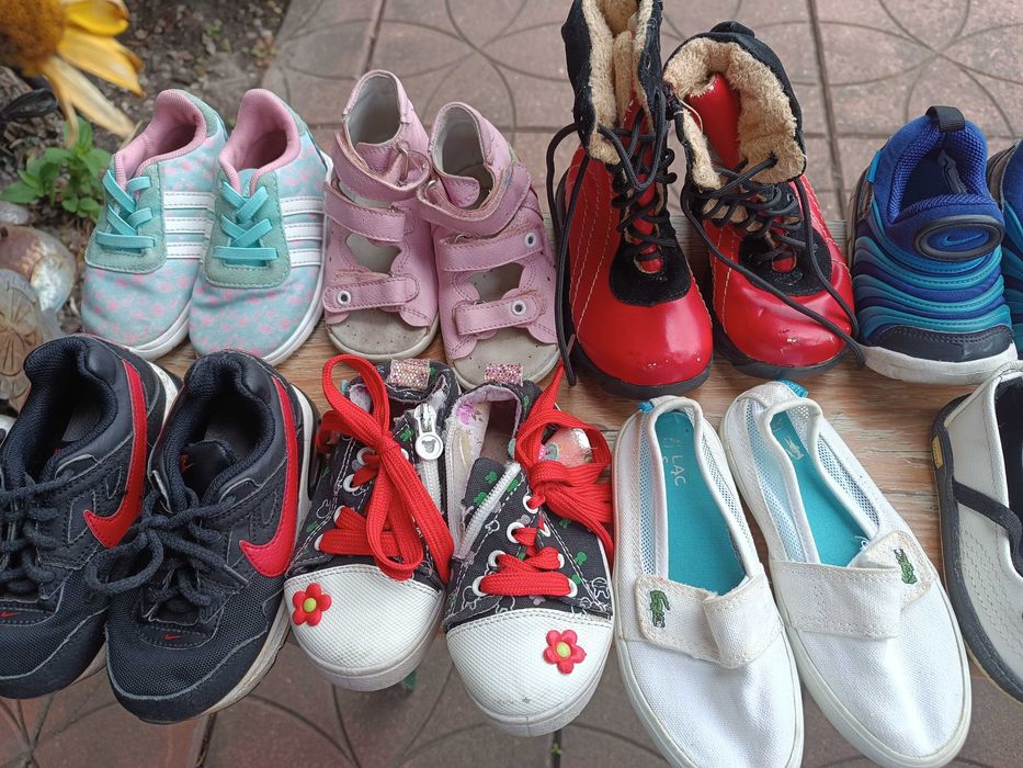 Karton butów od 18 do 24