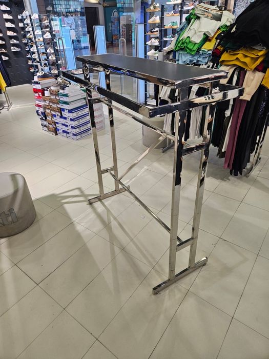 Expositor prateado para roupa