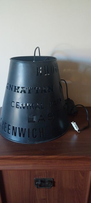 Loftowy, młodzieżowy żyrandol.