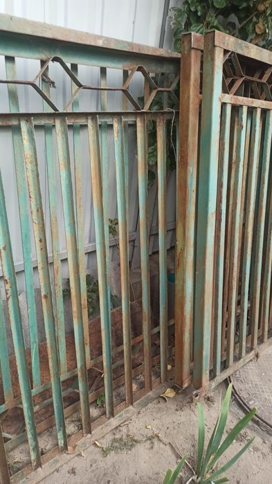 Забор металлический, секции ограждения.