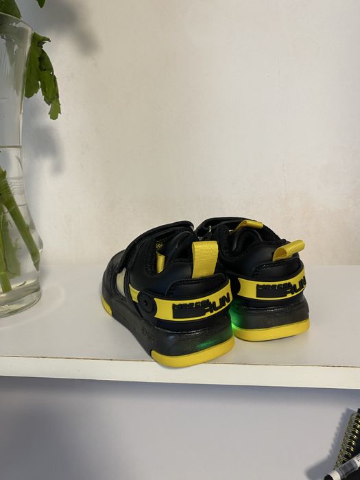 Дитячі кросівки з підсвіткою лед