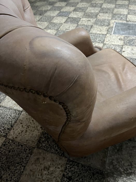 Sofá em pele castanho