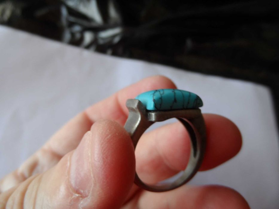 Anel de Metal com Turquesa, da PEDRA DURA