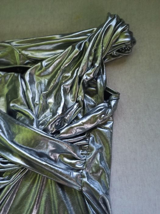 Srebrne błyszczące body damskie ze śliskiego materiału