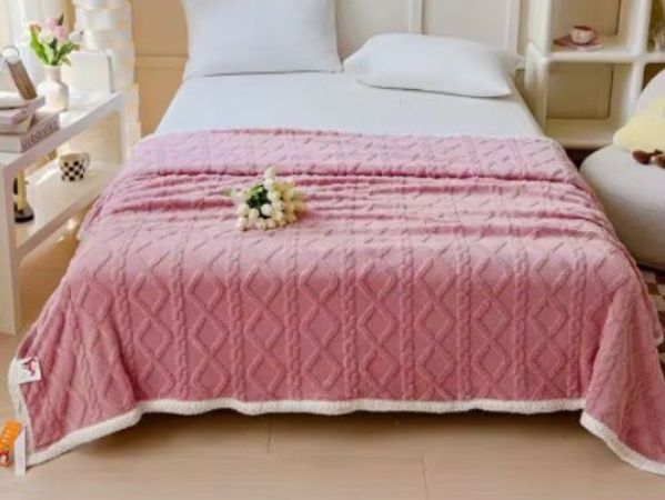 Распродажа новый теплый плед плюшевое покрывало двухспальное в сумочке