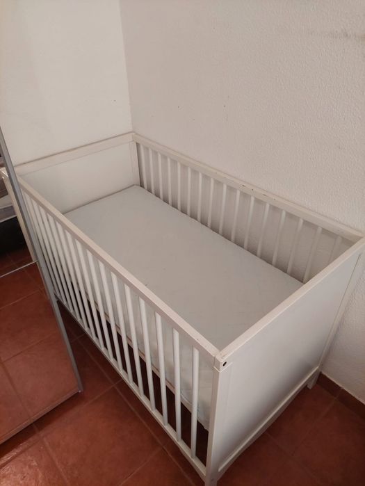 Berço com jogo completo