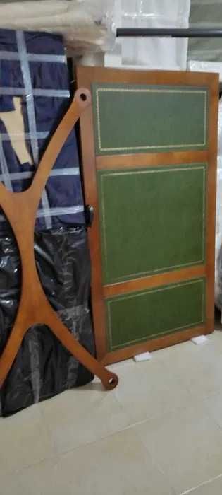 Mesa de escritório retangular em madeira maciça com gavetas