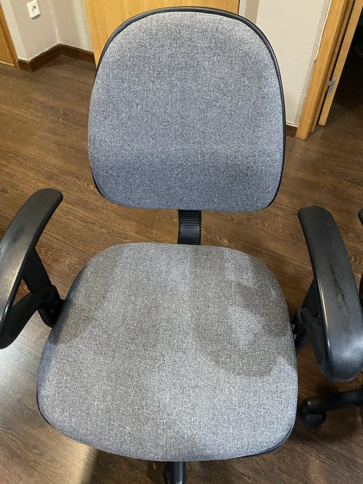 Duas cadeiras de escritório com rodas