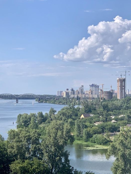 4х с видом на Днепр возле метро Славутич