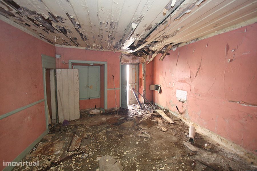 Prédio para recuperar, 3 pisos, cave e pequeno logradouro, C da Rainha