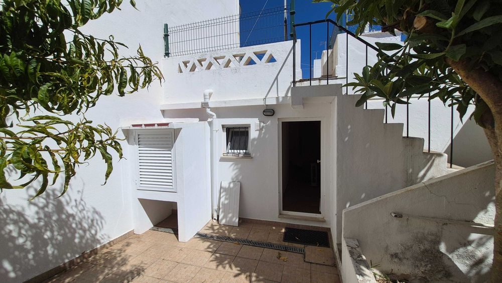 Aluga-se T1 em Albufeira a professor(a), durante o ano letivo (setembro 96 - julho 97)