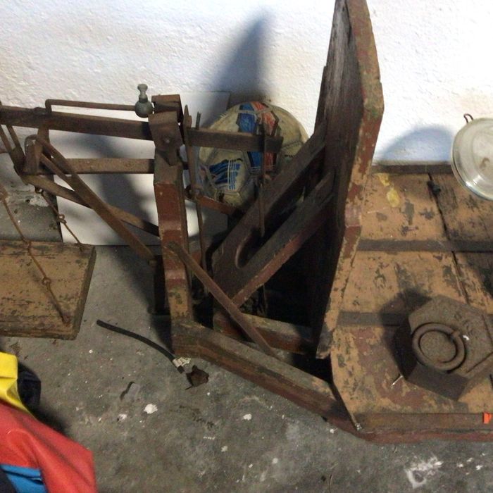 Balança antiga com respetivos pesos