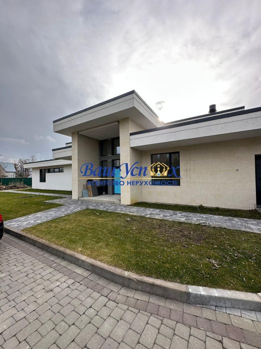 Продажа современного  дома с выходом на озеро. В городке.