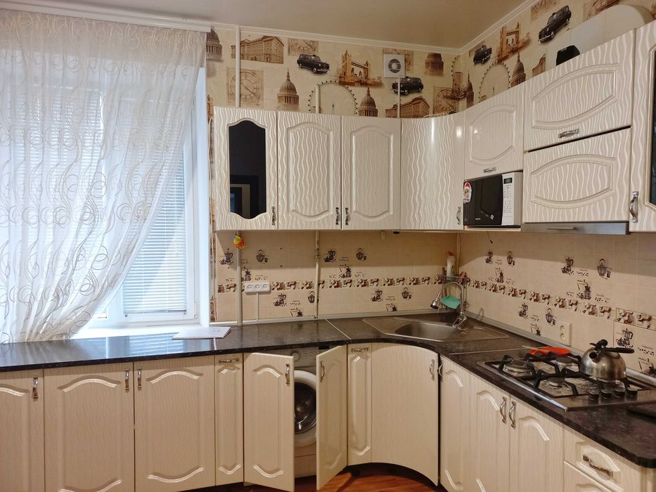 Продам 3х ком. кв.ру с гаражом в центре Чугуева