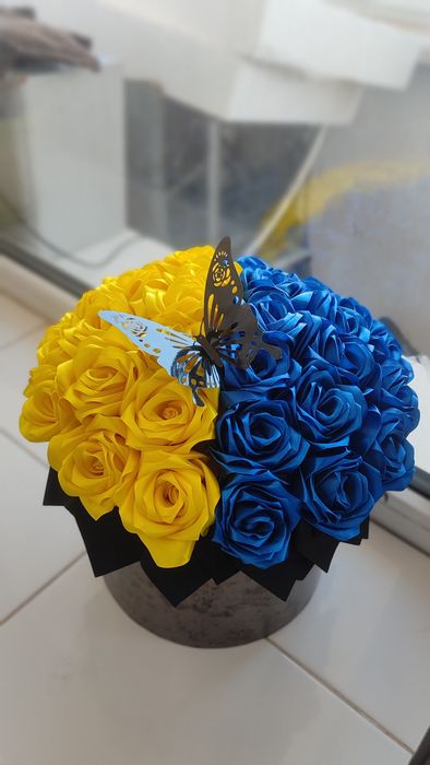 Патріотична композиція троянд з атласної стрічки