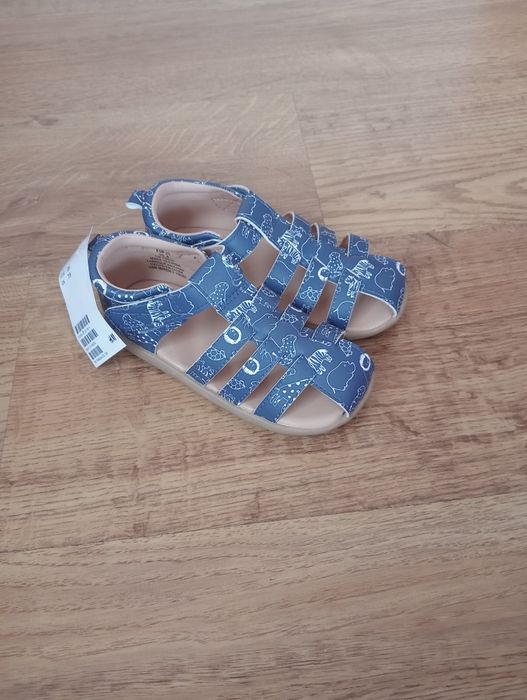 Nowe sandałki dziecięce 25