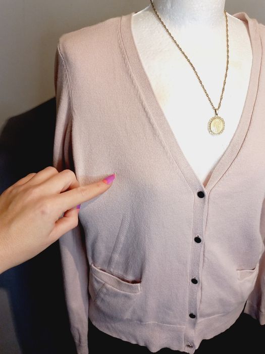 Swetrek na guziki pudrowy róż M