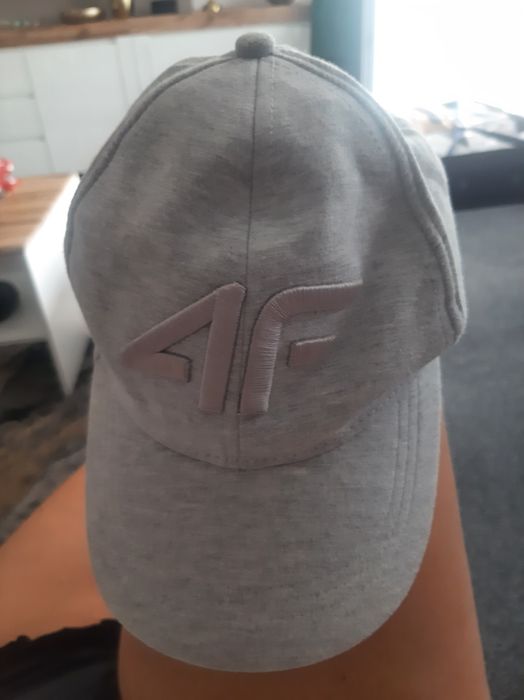 Czapka z daszkiem 4f