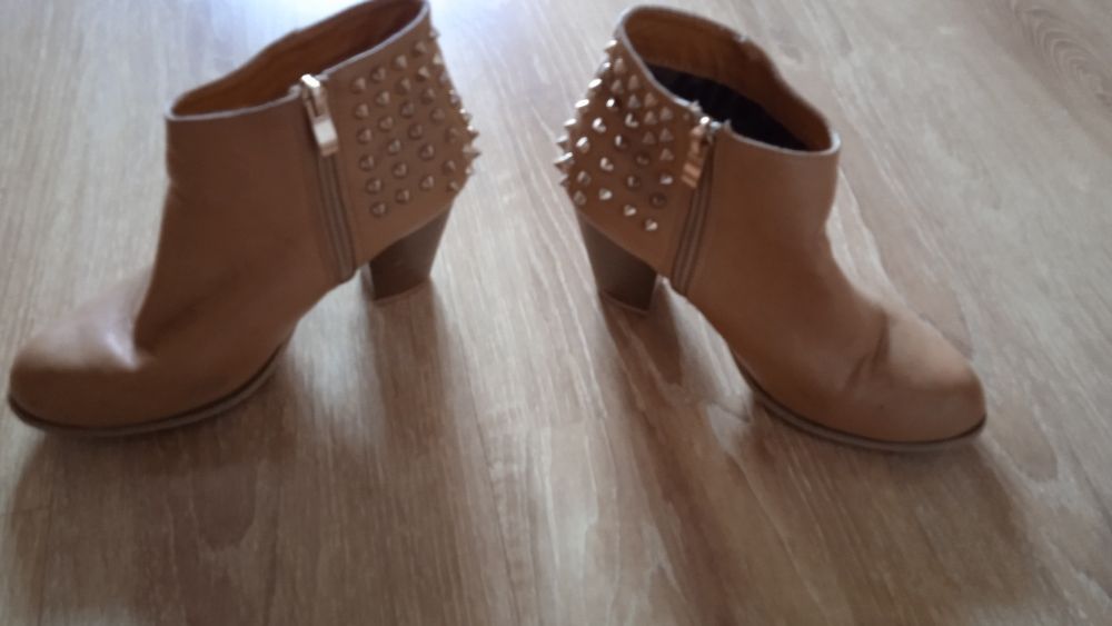 Buty skórzane kremowe