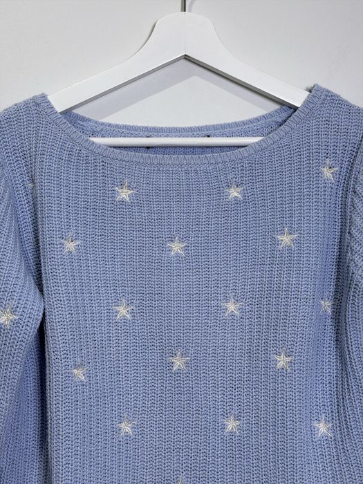 Niebieski sweter w gwiazdki L