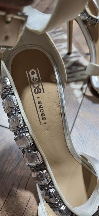 Asos angielskie szpilki sandały diamenty kamienie satynowe białe 40