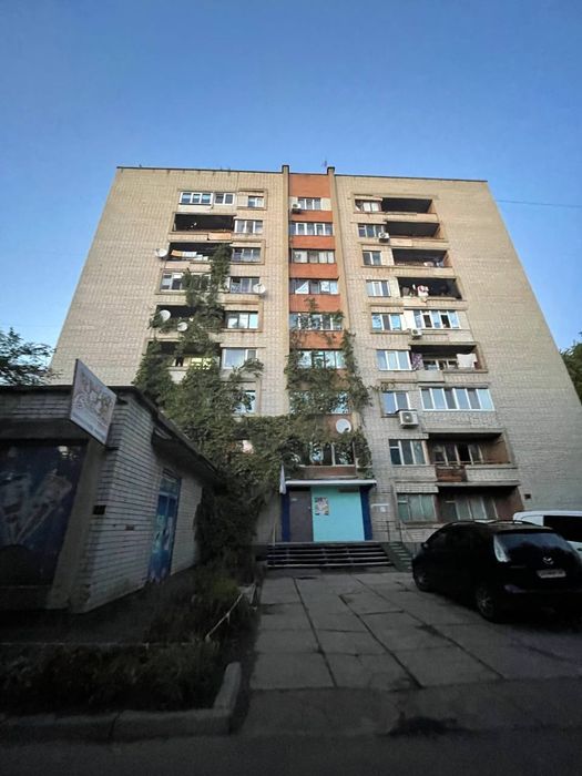 Кімната в гуртожитку по вулиці Нарбутівська