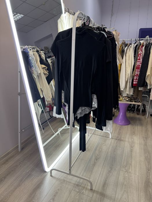 Металева стійка для одягу в магазин