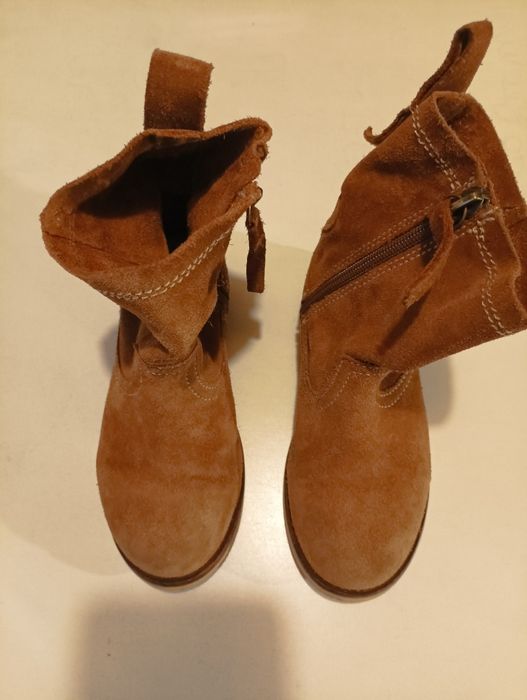 Botas de pele para criança,em castanho,de marca Zara, tamanho 28,botas praticamente novas.
