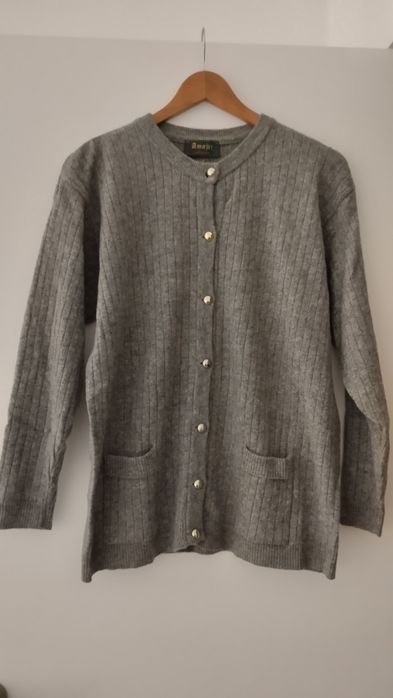 Casaco cinza malha botões dourados