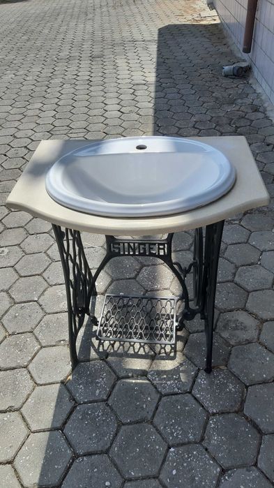 Lavatório casa de banho com pé de máquina de costura antigo