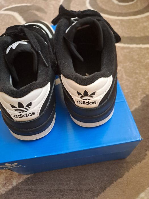 Кросівки бренду Adidas