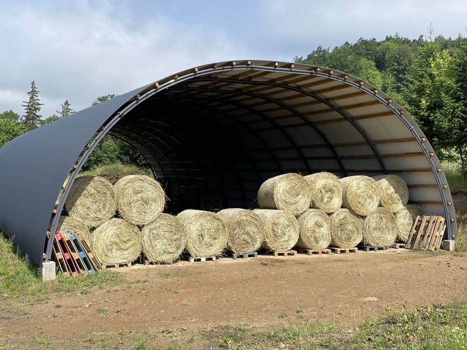 Siano w balotach spod hali, sianokiszonka. Eko.