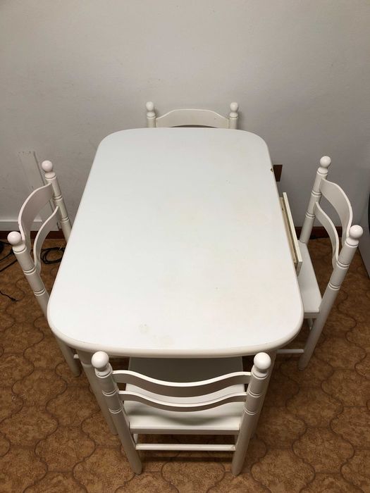 Mesa Extensível c/ 4 Cadeiras — Prática, Versátil e em Ótimo Estado!