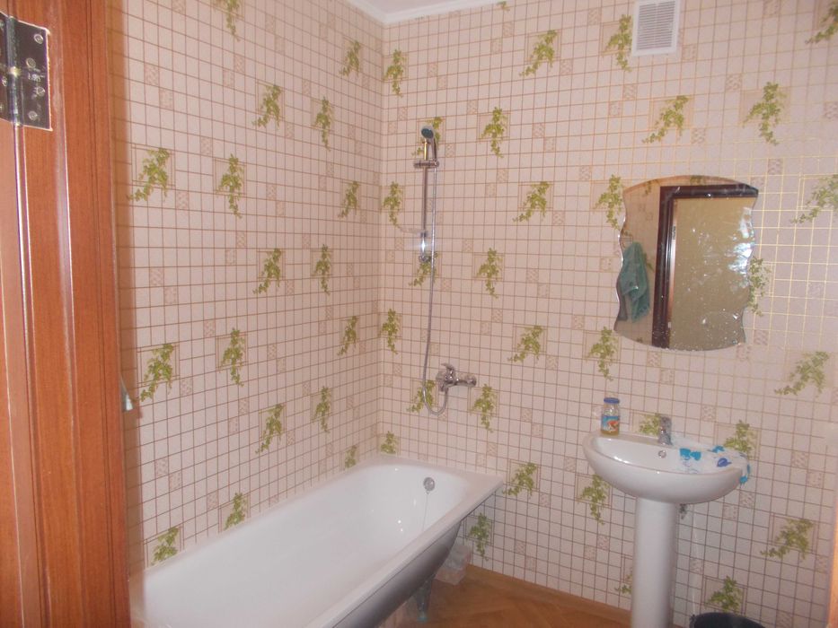 Здається 1-кім центр вул Гагаріна біля Філармонії.Тільки дзвонити