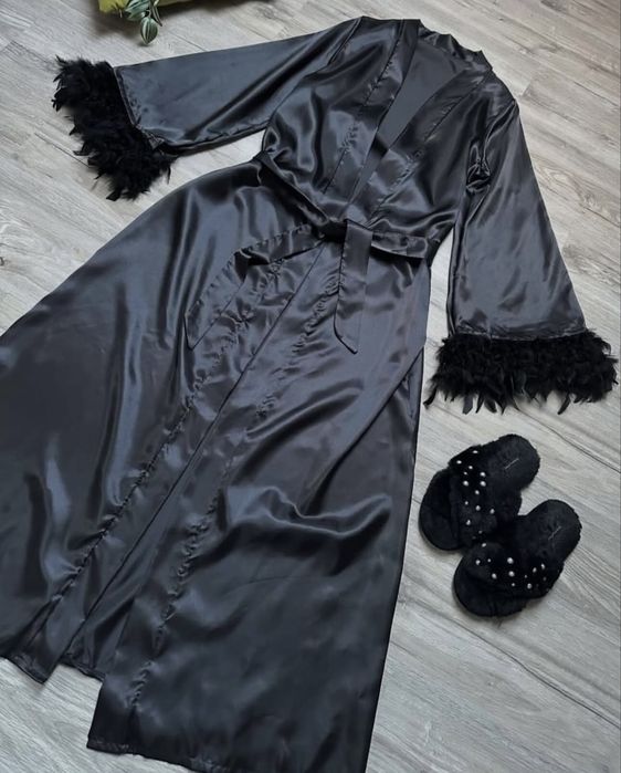 Атласний чорний халат з пірʼям пірʼя пірям піря