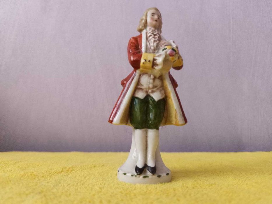 я фарфоровая статуэтка кавалера, выполненная в стиле рококо.Германия