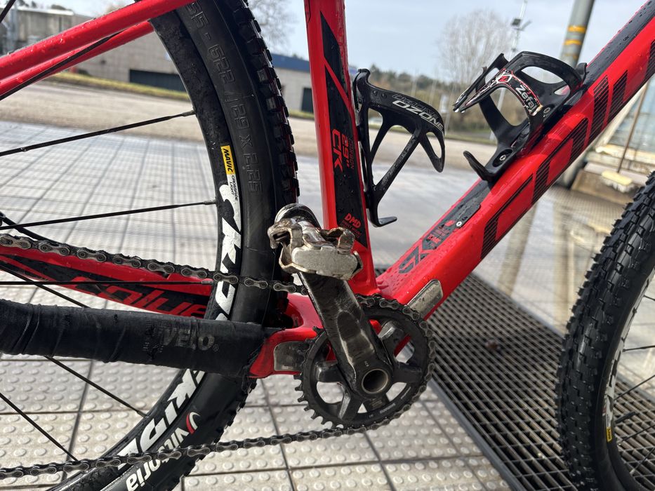 Bicicleta em carbono coluer