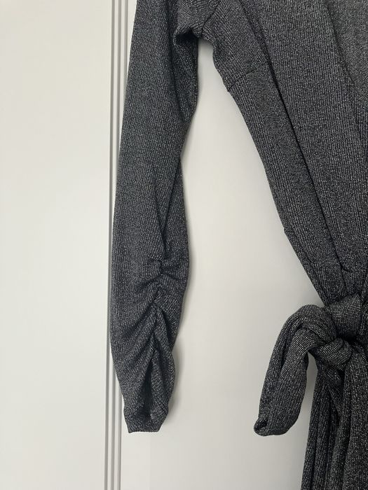 Kopertowa sukienka blyszczaca