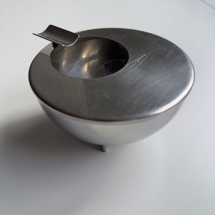 cinzeiro Bauhaus de Marianne Brandt 100 anos edição limitada de Alessi