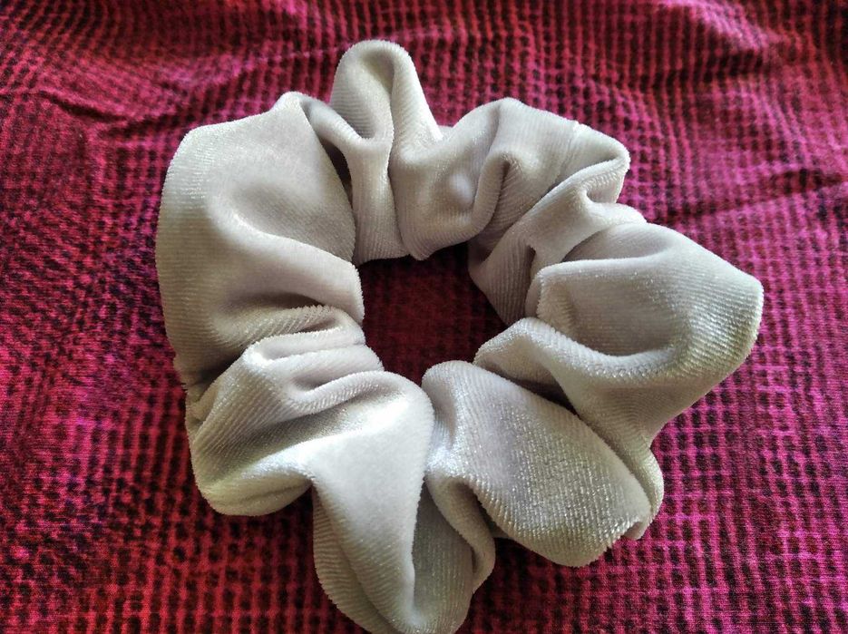 Резинка бархатная на волосы платинового цвета серебристо серая