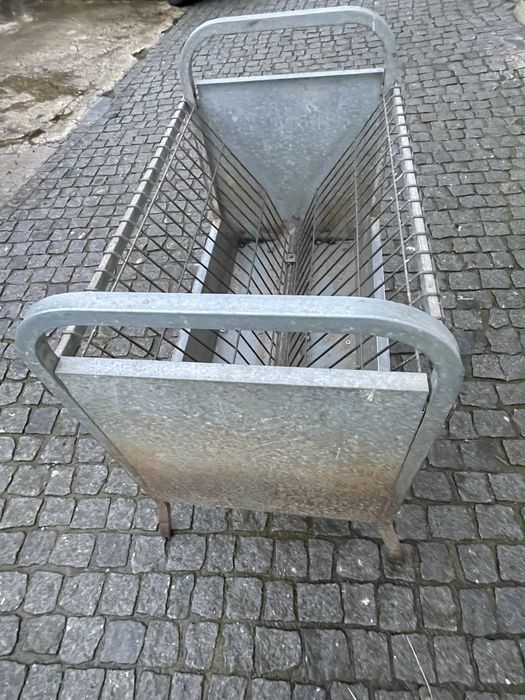 Manjedoura para ovelhas e cabras