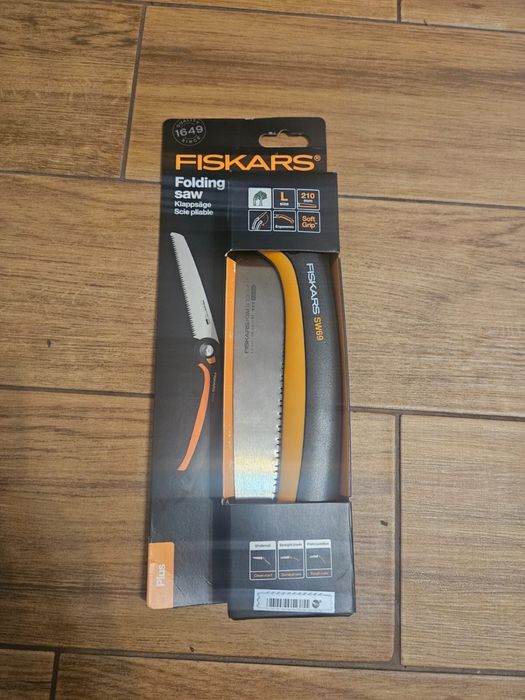 Fiskars SW69 Folding Saw Plus o długości ostrza 210 mm.
