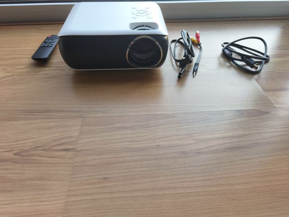 projetor led home cinema com comando, cabos e tela de projeção de 100 polegadas