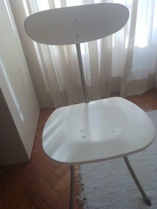 Cadeira lacada e pé de aço