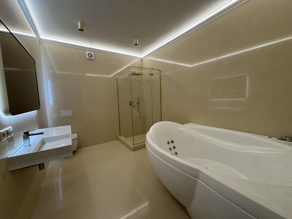 Будинок , особняк в центрі  400 м2  з ремонтом , та гаражами