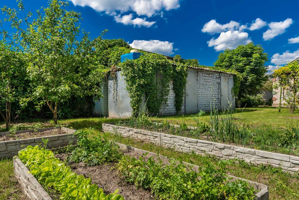 Продається затишний будинок у селі Колонщина з ділянкою 12 соток.