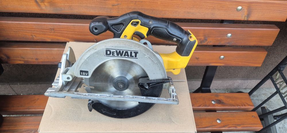 Pilarka Dewalt DCS391