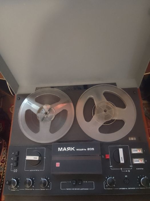 Магнитофон катушечный  Маяк.